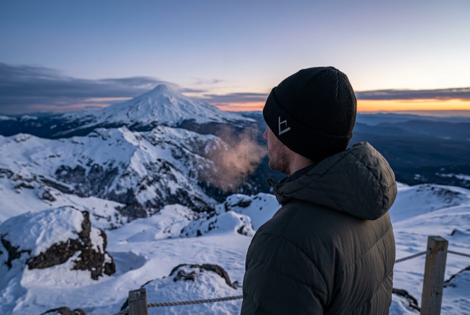 Beanie Volkarra en un mirador frente a un volcán